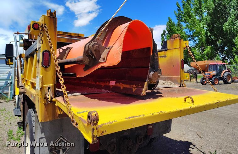 image for item IP9625 2005 International 7400 dump truck