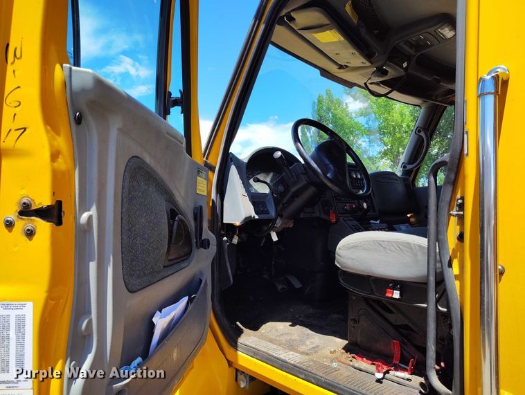 image for item IP9625 2005 International 7400 dump truck