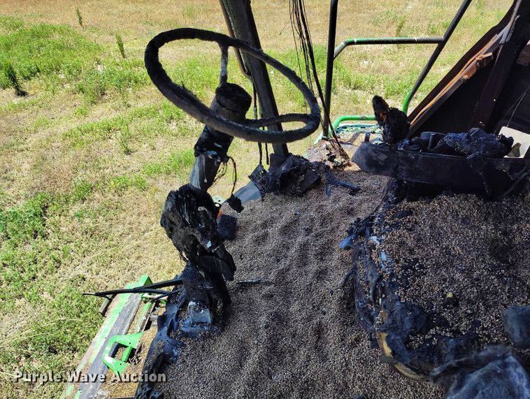 image for item DP5012 2012 John Deere S680 combine