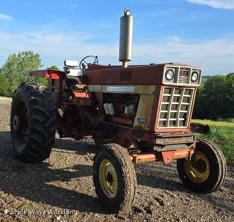 image for item DR3774 1974 International Farmall 966 tractor