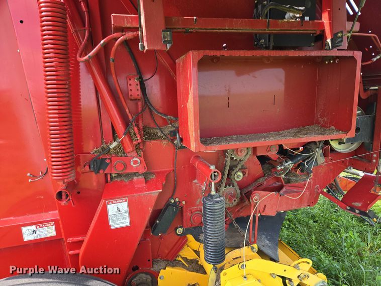 image for item DT7221 2013 New Holland BR7090 round baler