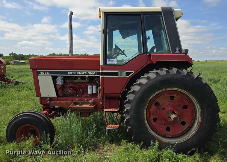 image for item DT7222 1979 International 1086 tractor