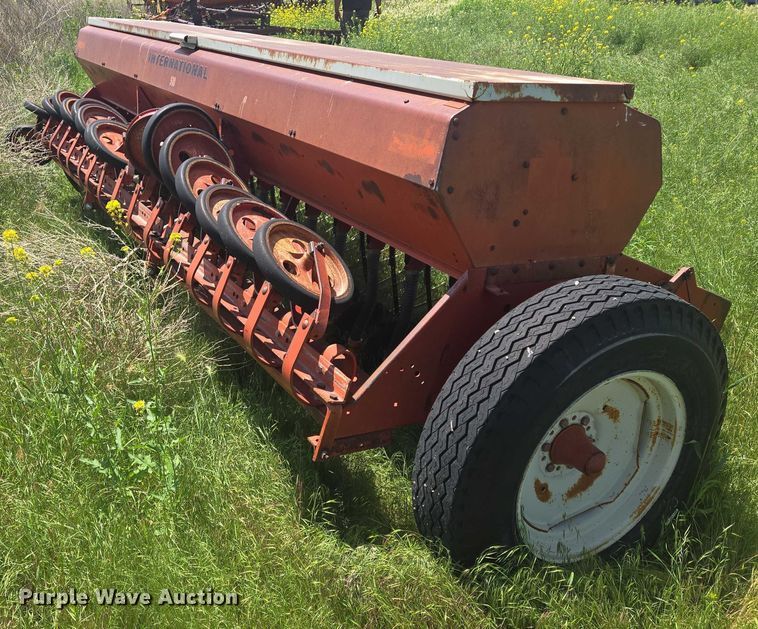 image for item DT7224 International 510 grain drill