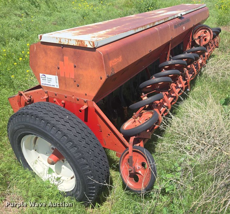 image for item DT7224 International 510 grain drill