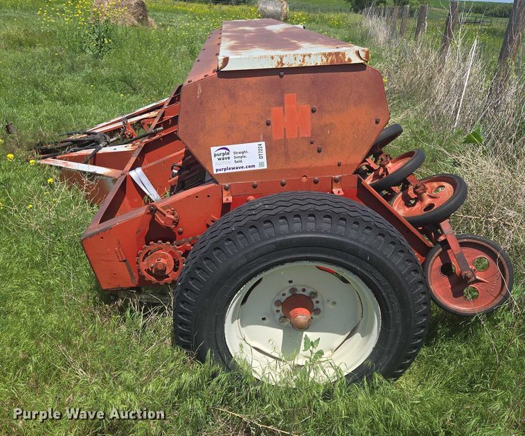 image for item DT7224 International 510 grain drill