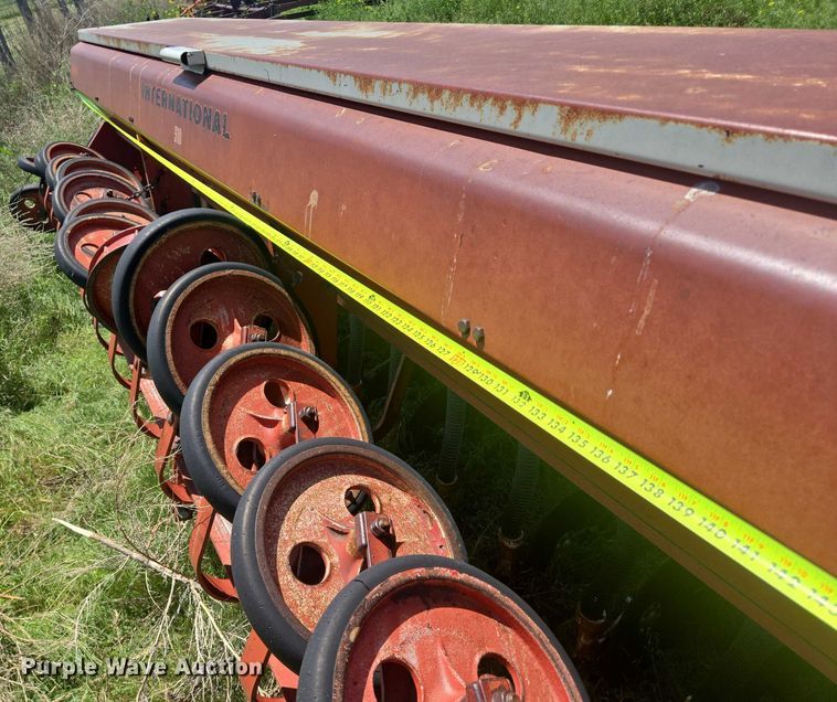 image for item DT7224 International 510 grain drill