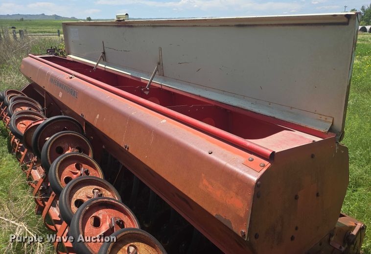 image for item DT7224 International 510 grain drill