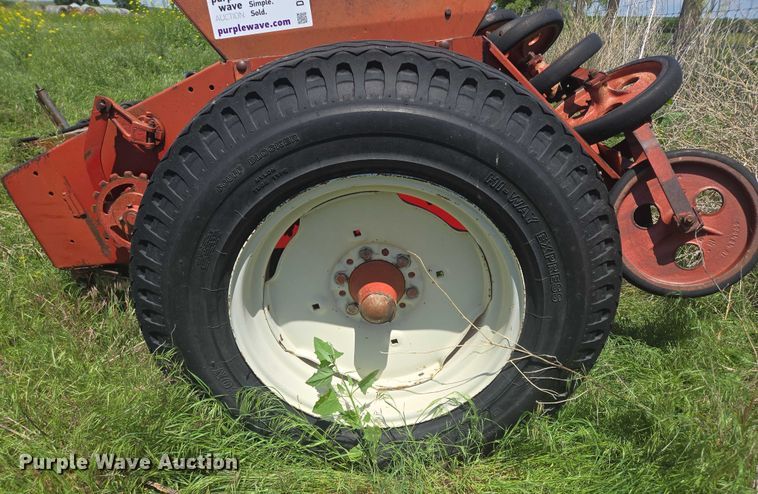 image for item DT7224 International 510 grain drill