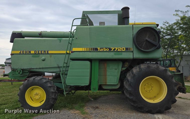 image for item DU7873 1980 John Deere 7720 combine