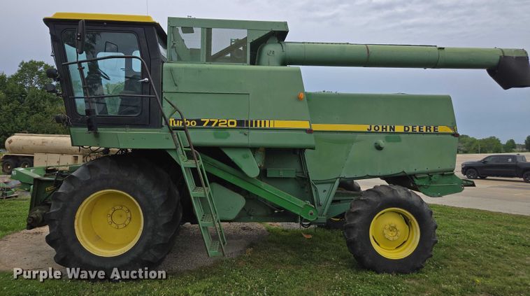 image for item DU7873 1980 John Deere 7720 combine