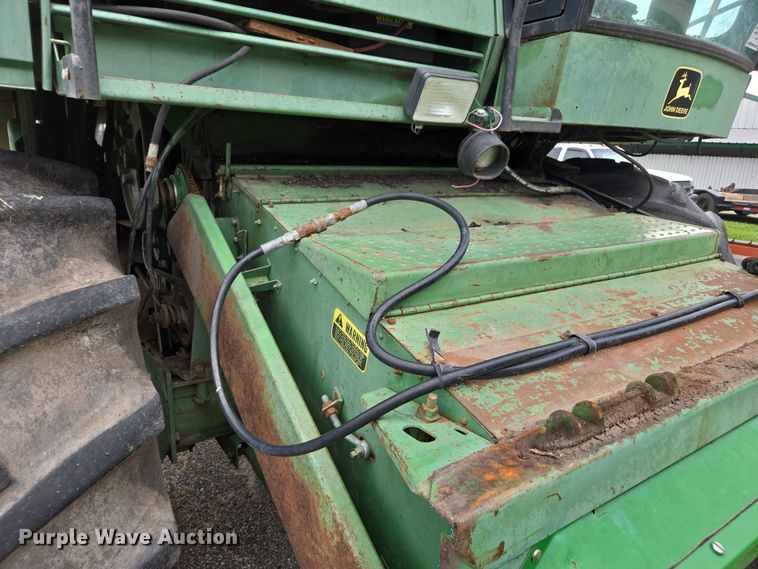image for item DU7873 1980 John Deere 7720 combine
