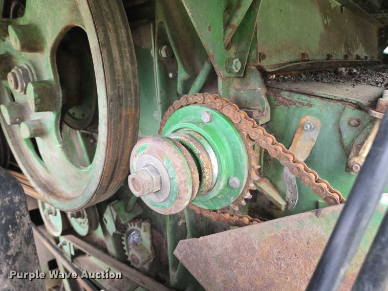 image for item DU7873 1980 John Deere 7720 combine