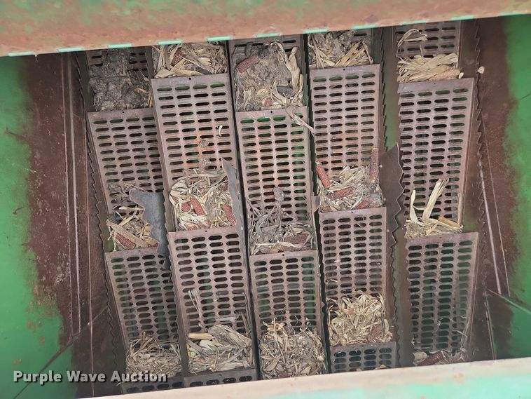 image for item DU7873 1980 John Deere 7720 combine