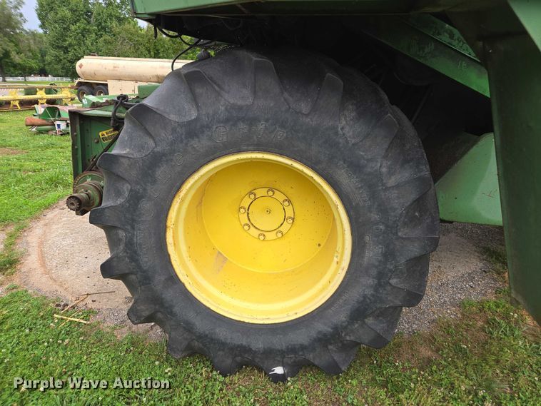 image for item DU7873 1980 John Deere 7720 combine