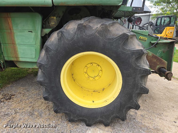 image for item DU7873 1980 John Deere 7720 combine