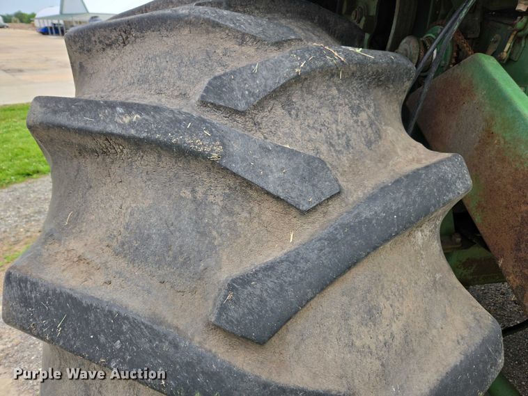 image for item DU7873 1980 John Deere 7720 combine