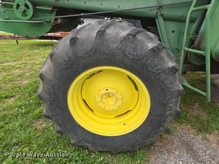 image for item DU7873 1980 John Deere 7720 combine