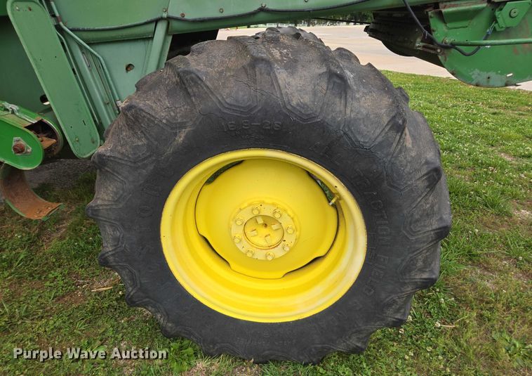 image for item DU7873 1980 John Deere 7720 combine