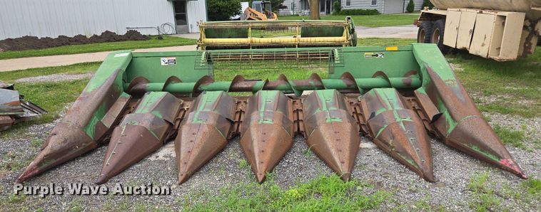 image for item DU7874 John Deere 643 corn head