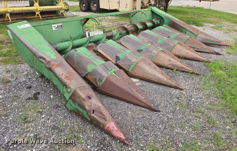 image for item DU7874 John Deere 643 corn head