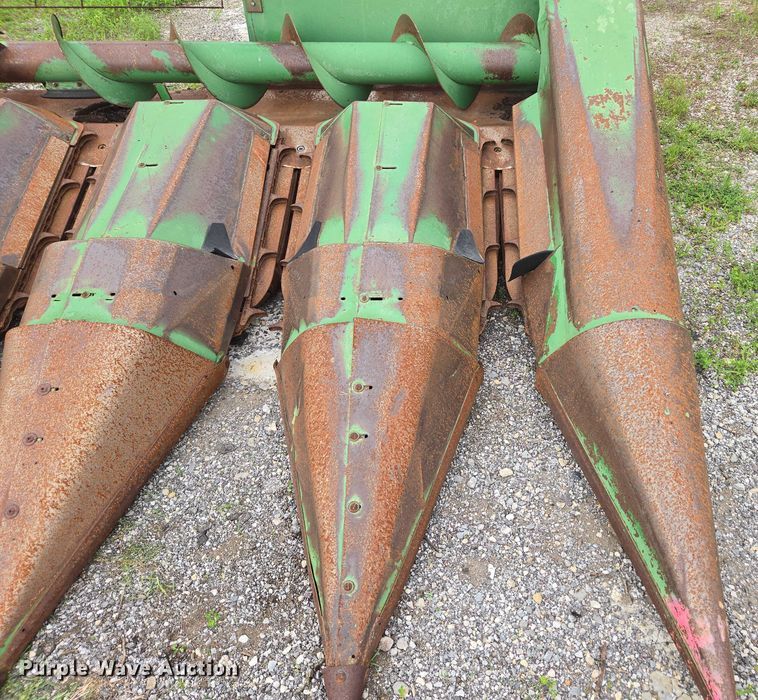 image for item DU7874 John Deere 643 corn head