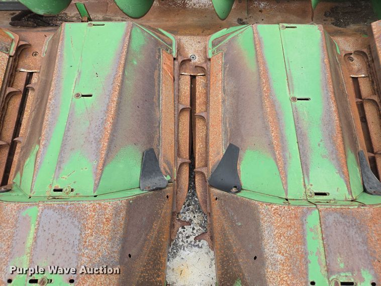 image for item DU7874 John Deere 643 corn head