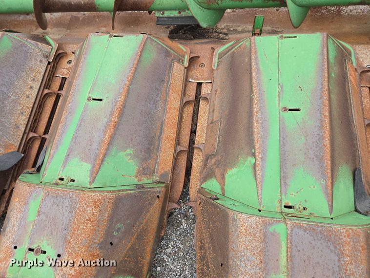 image for item DU7874 John Deere 643 corn head