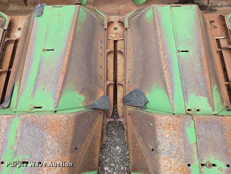 image for item DU7874 John Deere 643 corn head