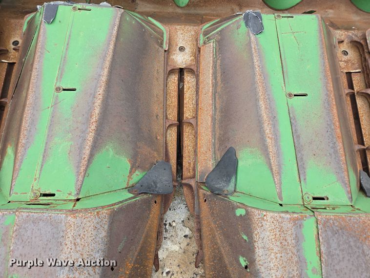 image for item DU7874 John Deere 643 corn head