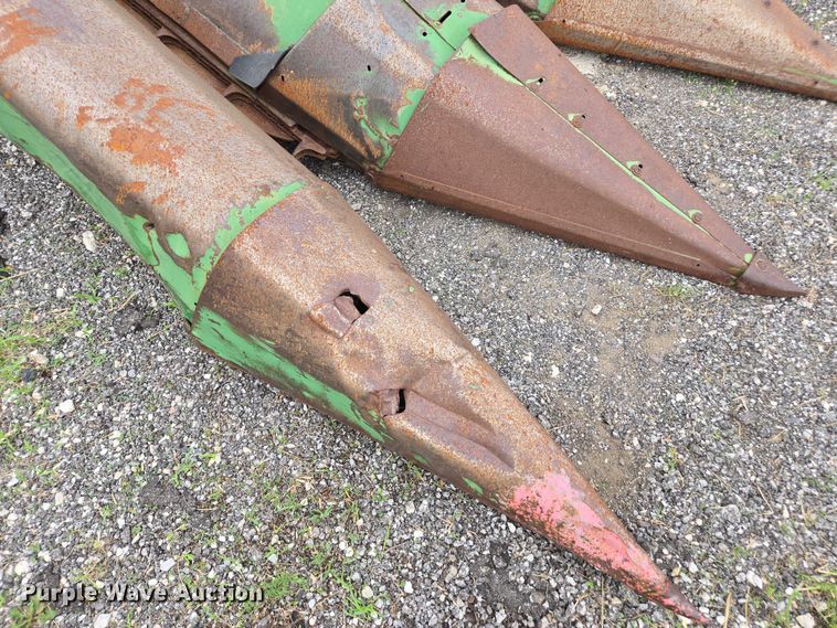 image for item DU7874 John Deere 643 corn head