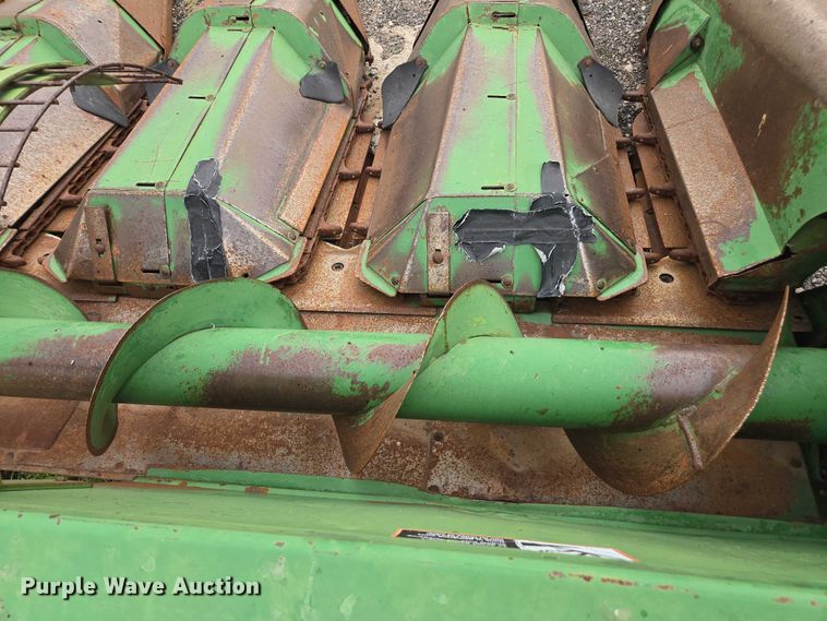 image for item DU7874 John Deere 643 corn head