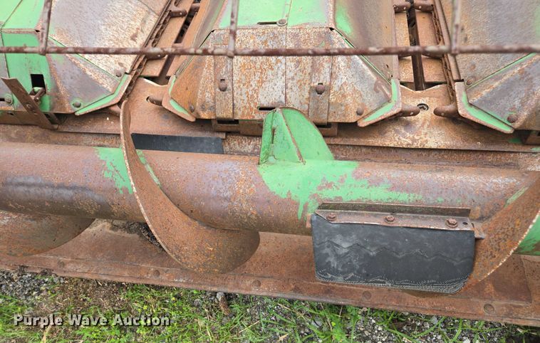 image for item DU7874 John Deere 643 corn head