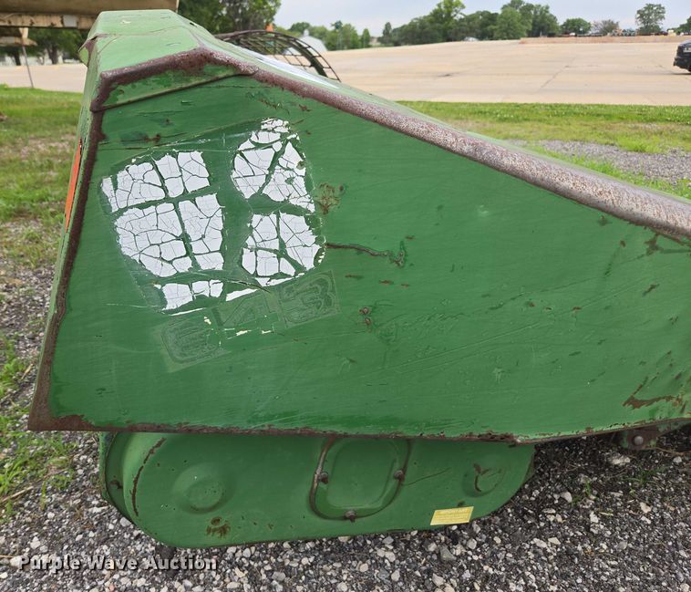 image for item DU7874 John Deere 643 corn head