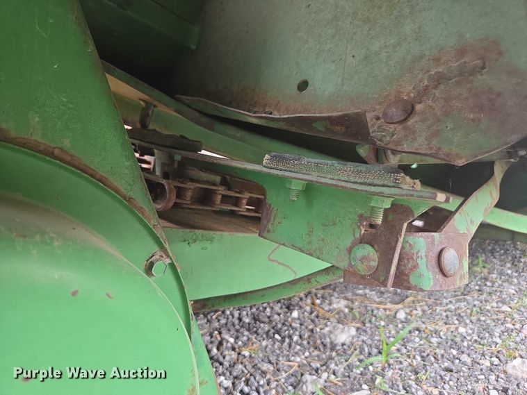 image for item DU7874 John Deere 643 corn head