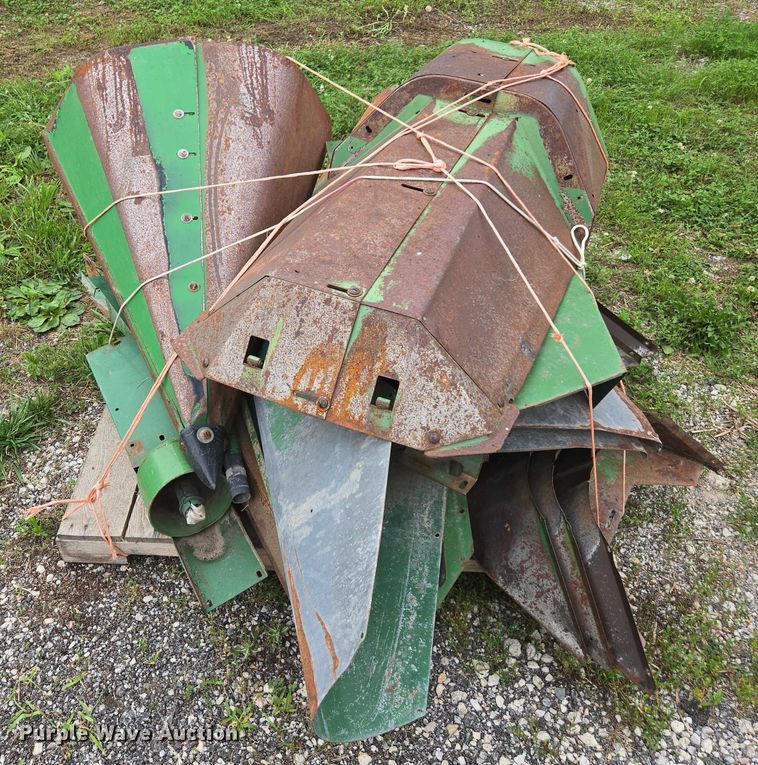 image for item DU7874 John Deere 643 corn head