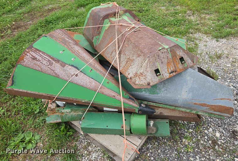 image for item DU7874 John Deere 643 corn head