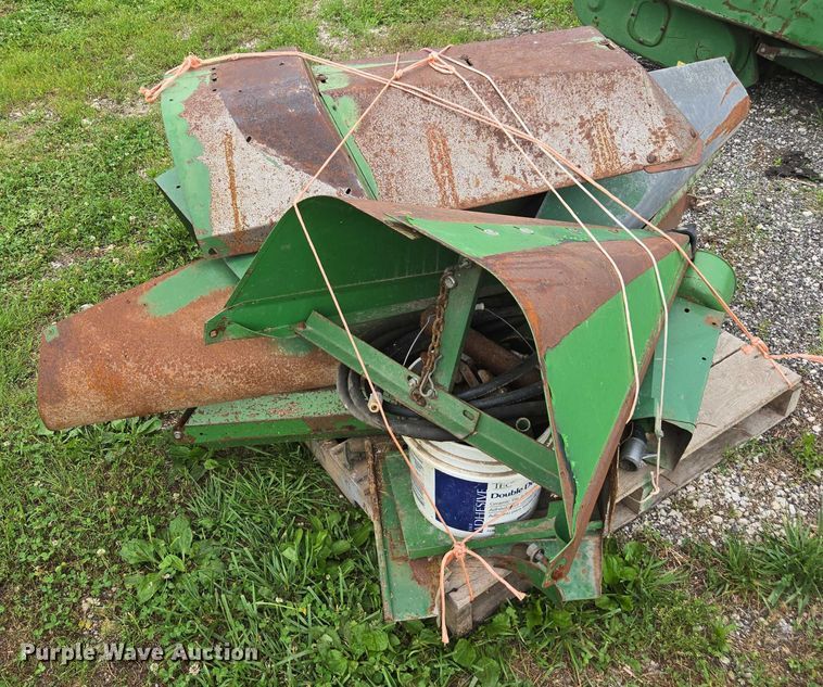 image for item DU7874 John Deere 643 corn head