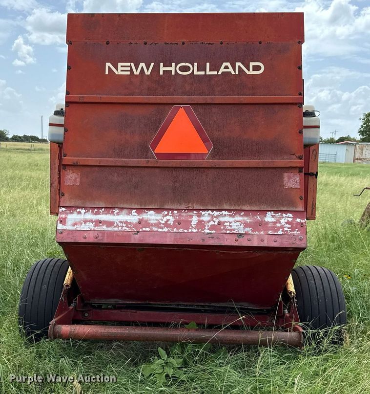 image for item DX5606 1987 New Holland 853 round baler