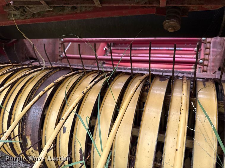 image for item DX5606 1987 New Holland 853 round baler