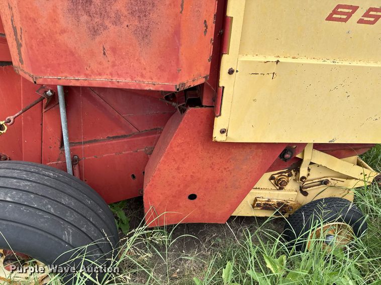 image for item DX5606 1987 New Holland 853 round baler