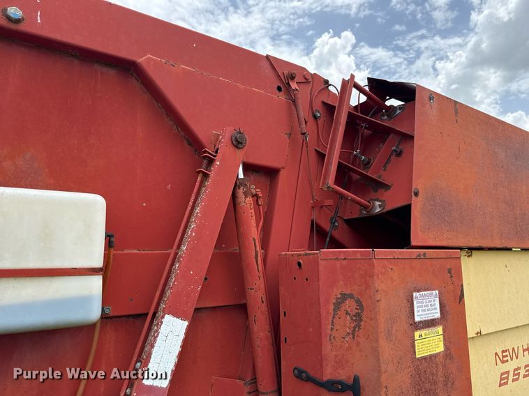 image for item DX5606 1987 New Holland 853 round baler