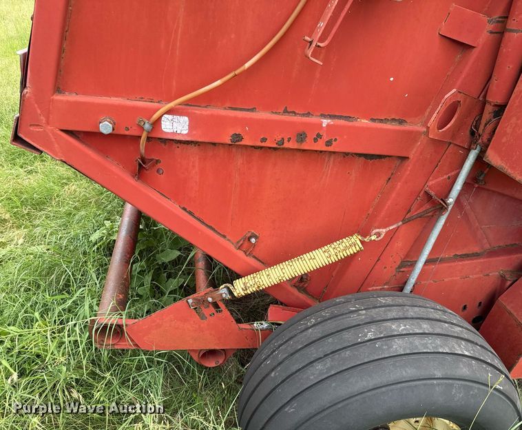 image for item DX5606 1987 New Holland 853 round baler
