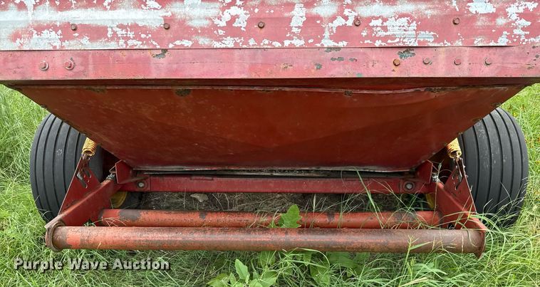 image for item DX5606 1987 New Holland 853 round baler