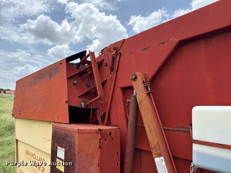 image for item DX5606 1987 New Holland 853 round baler