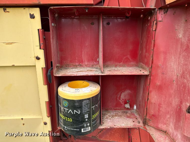 image for item DX5606 1987 New Holland 853 round baler