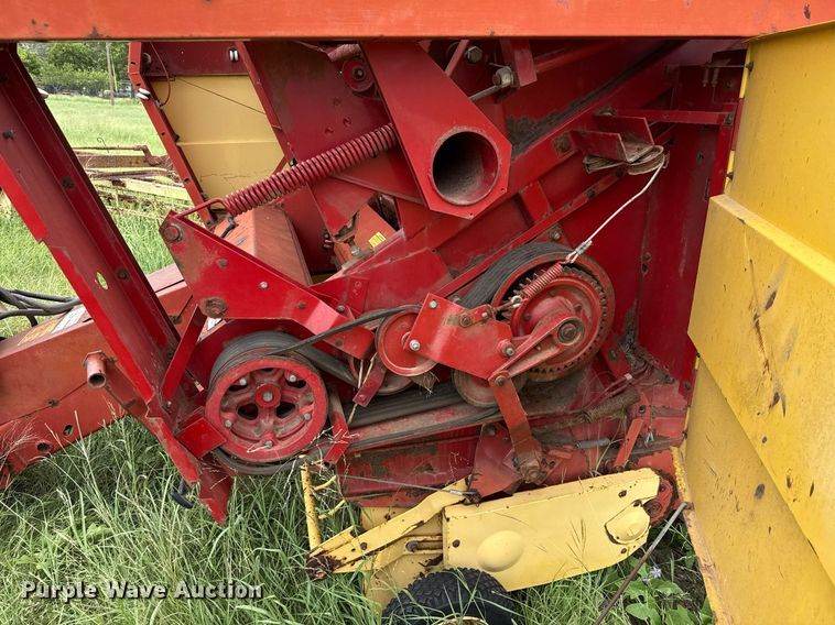 image for item DX5606 1987 New Holland 853 round baler
