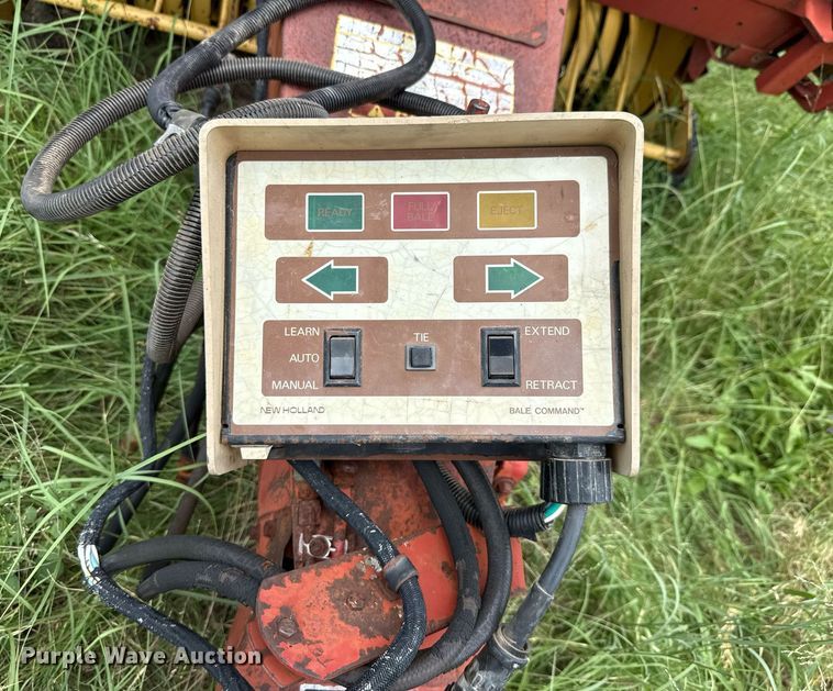 image for item DX5606 1987 New Holland 853 round baler