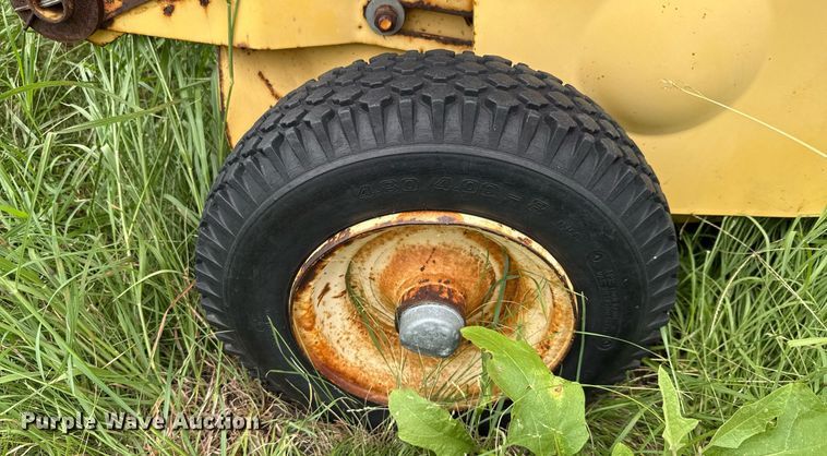 image for item DX5606 1987 New Holland 853 round baler