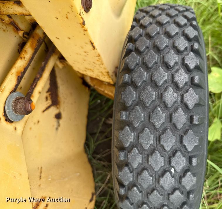 image for item DX5606 1987 New Holland 853 round baler