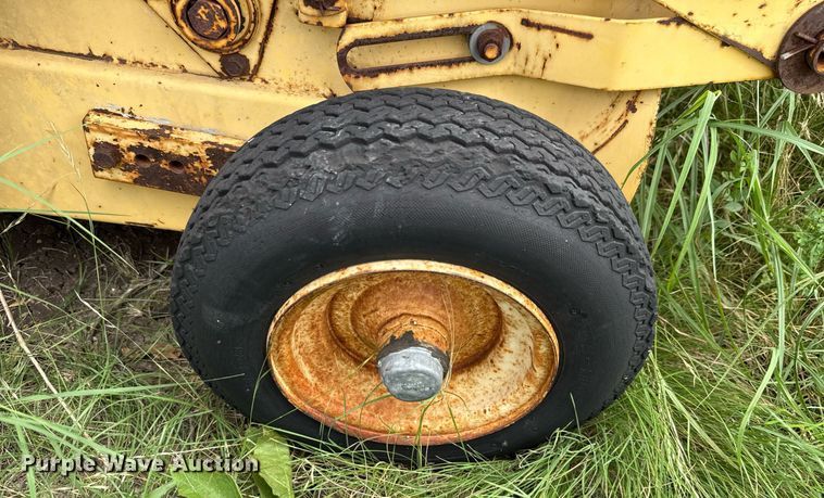 image for item DX5606 1987 New Holland 853 round baler